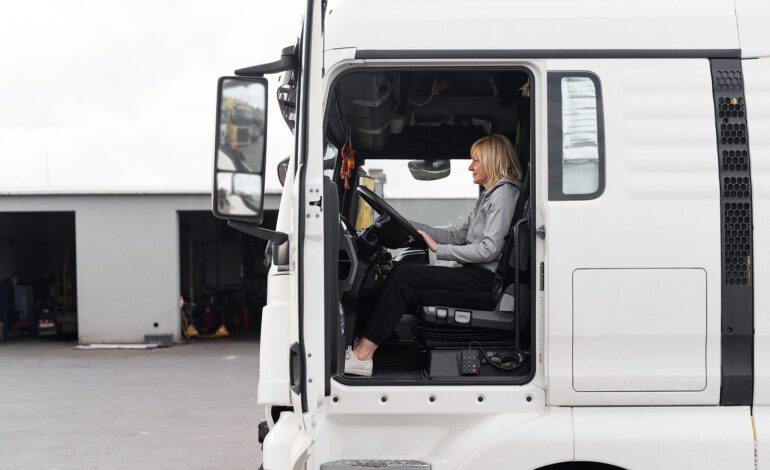 MAN lanza nuevas becas para mujeres en el transporte con el programa WoMAN