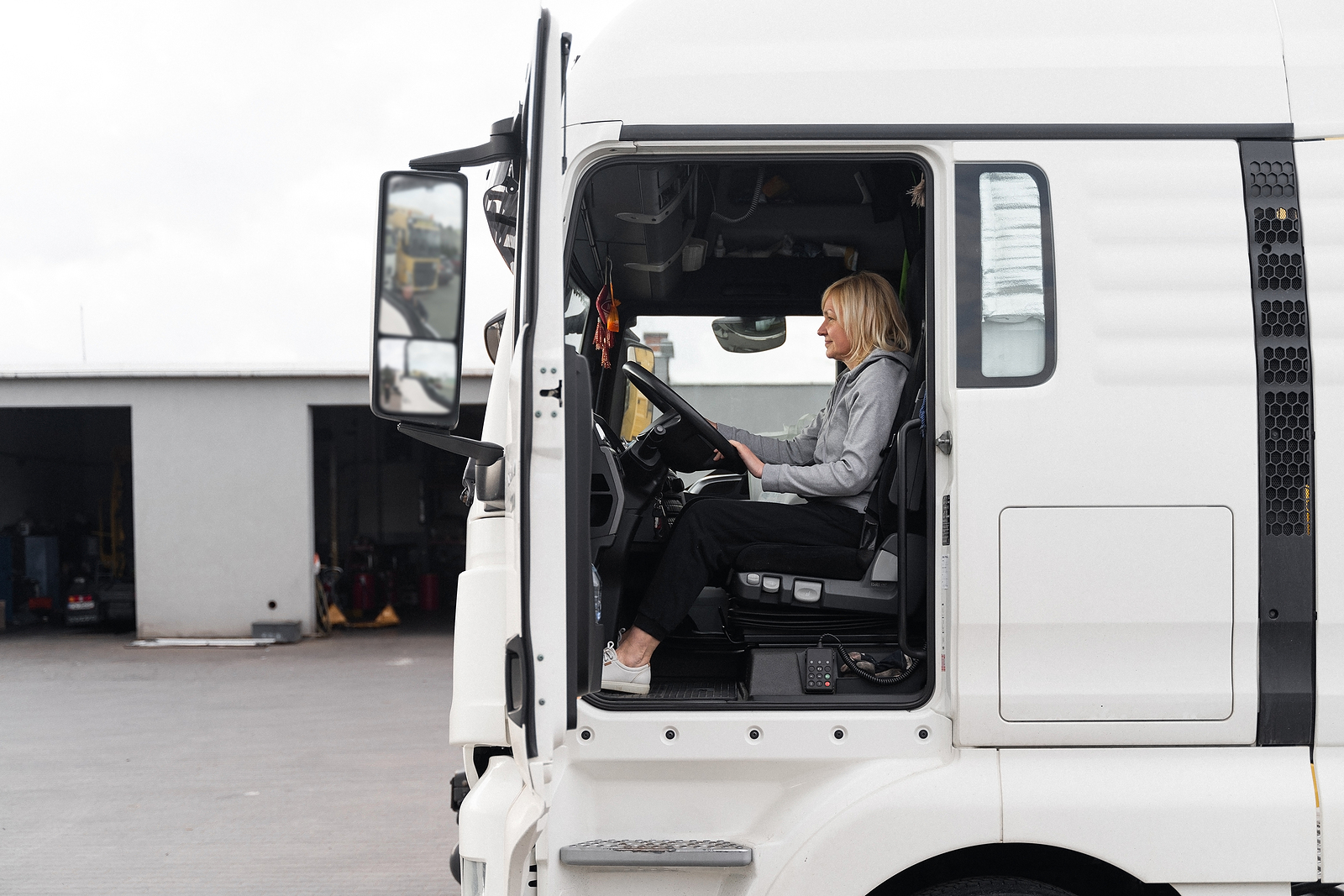 MAN lanza nuevas becas para mujeres en el transporte con el programa WoMAN