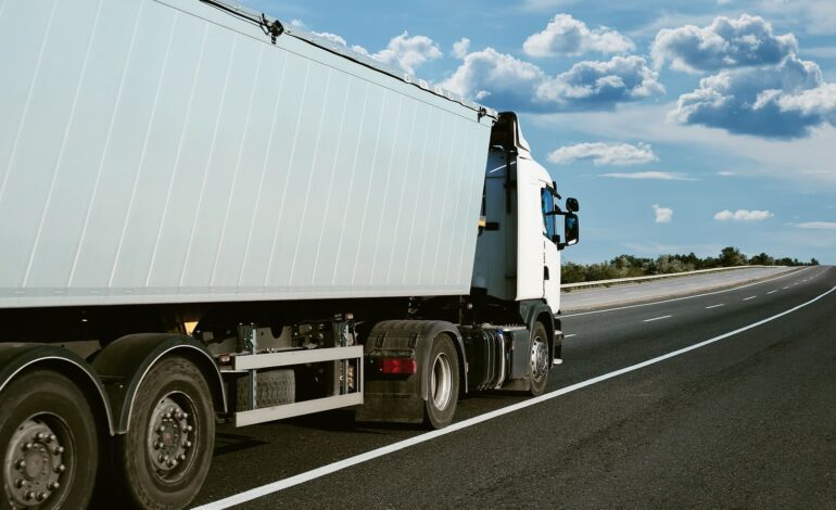 El transporte de mercancías por carretera en España solo crece un 4% desde 2019