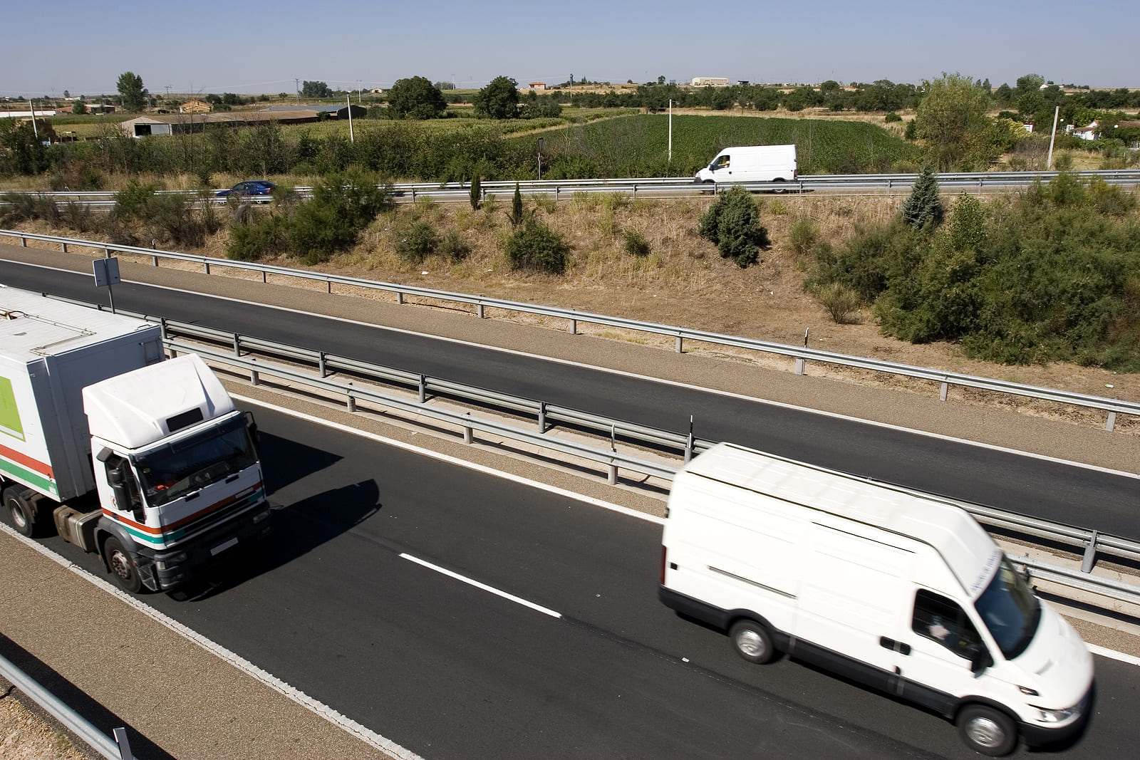 La adopción de camiones eléctricos sigue siendo baja, solo 23 nuevas unidades en el último mes