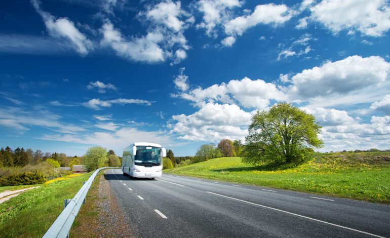 El transporte de viajeros por carretera supera al sector servicios en el noveno mes del año