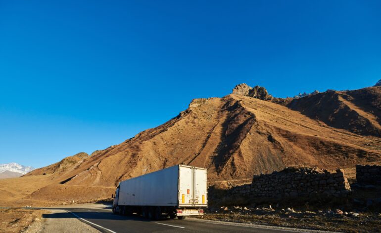 La facturación del transporte de mercancías crece un 7,1% en 2024 mientras la de pasajeros cae un 0,4%