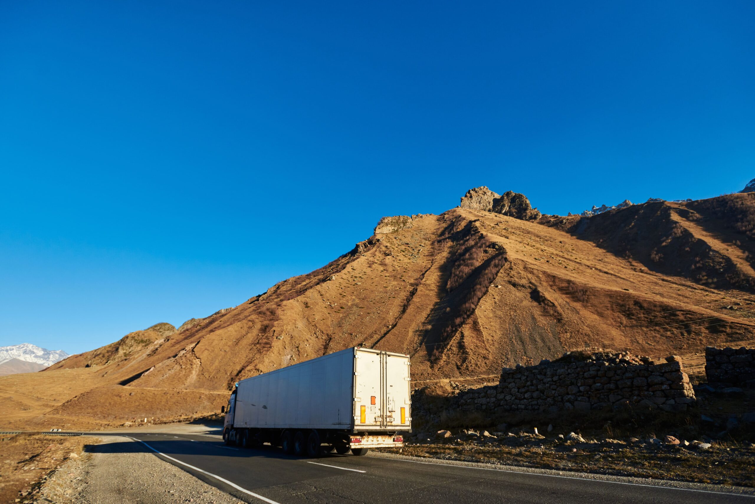 La facturación del transporte de mercancías crece un 7,1% en 2024 mientras la de pasajeros cae un 0,4%